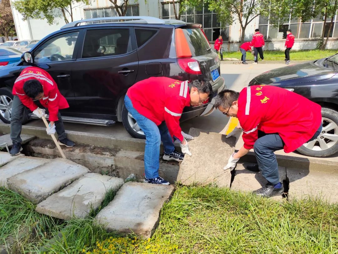 化機公司組織全員開展義務(wù)勞動(圖1) 化機公司組織全員開展義務(wù)勞動(圖1)