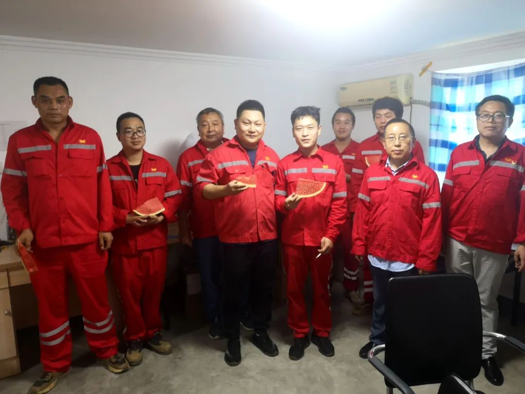 關(guān)愛(ài)職工情系一線 化機(jī)公司開(kāi)展送清涼活動(dòng)(圖3) 圖片