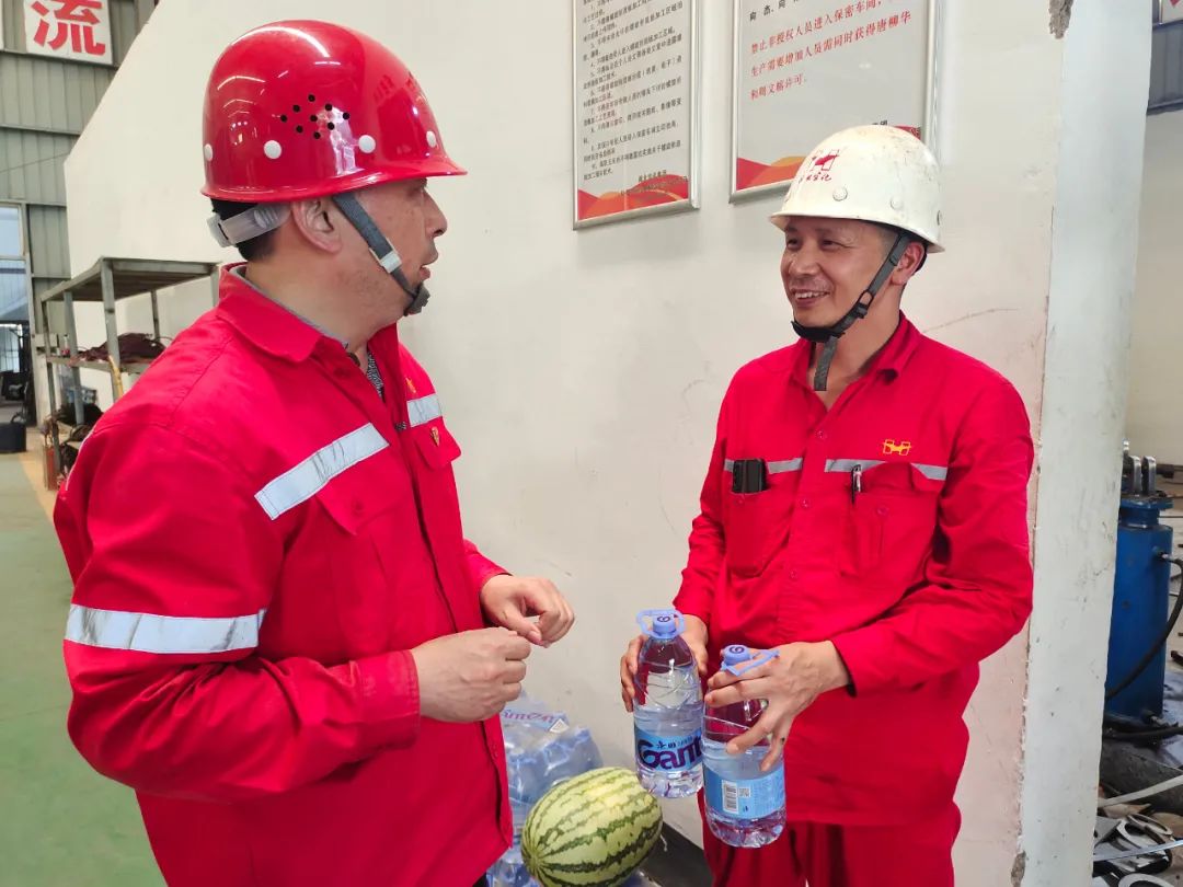 關(guān)愛(ài)職工情系一線 化機(jī)公司開(kāi)展送清涼活動(dòng)(圖2) 圖片