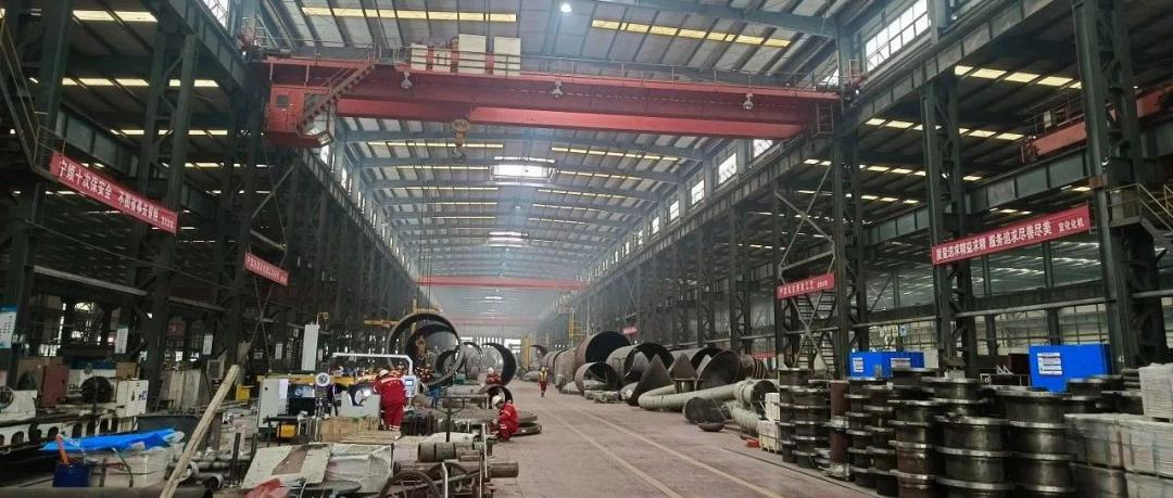 【現(xiàn)場辦公】化機(jī)公司黨委書記、董事長、總經(jīng)理?xiàng)钪袧梢恍械揭牧曛圃旎噩F(xiàn)場辦公