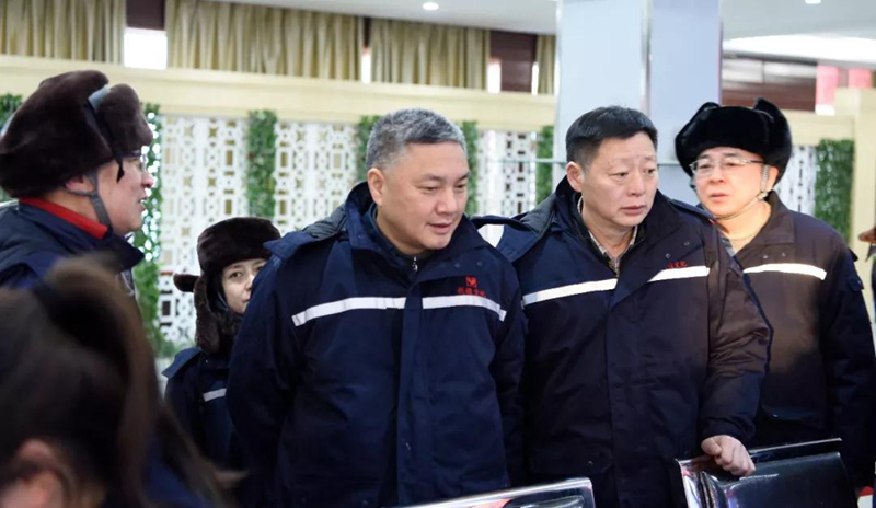 宜昌市政府副市長王應(yīng)華一行到新疆宜化現(xiàn)場辦公(圖2) 宜昌市政府副市長王應(yīng)華一行到新疆宜化現(xiàn)場辦公(圖2)