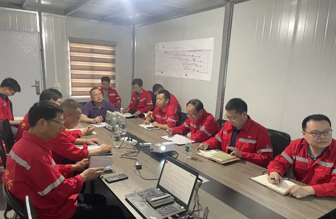 化機(jī)公司黨委書(shū)記、董事長(zhǎng)、總經(jīng)理?xiàng)钪袧梢恍械绞返だ?xiàng)目現(xiàn)場(chǎng)辦公