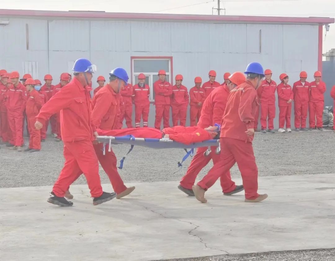 新疆項(xiàng)目部開(kāi)展火災(zāi)事故專項(xiàng)預(yù)案應(yīng)急救援演練(圖2) 新疆項(xiàng)目部開(kāi)展火災(zāi)事故專項(xiàng)預(yù)案應(yīng)急救援演練(圖2)