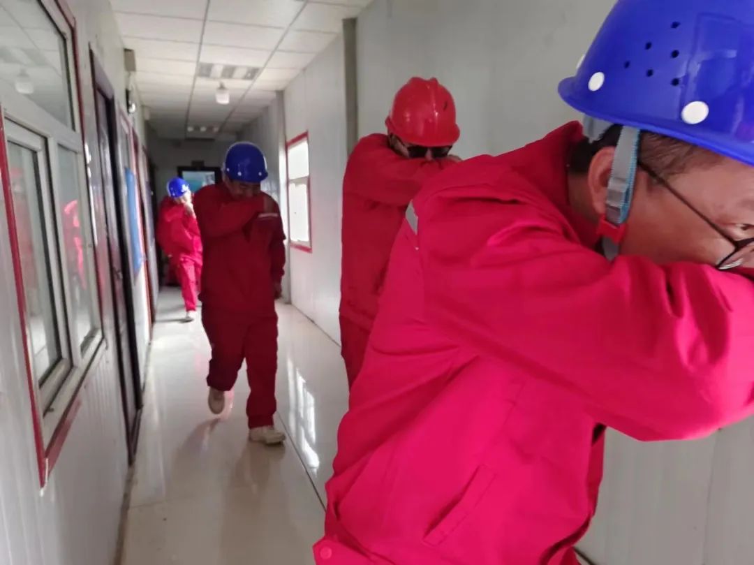 新疆項(xiàng)目部開(kāi)展火災(zāi)事故專項(xiàng)預(yù)案應(yīng)急救援演練(圖3) 新疆項(xiàng)目部開(kāi)展火災(zāi)事故專項(xiàng)預(yù)案應(yīng)急救援演練(圖3)