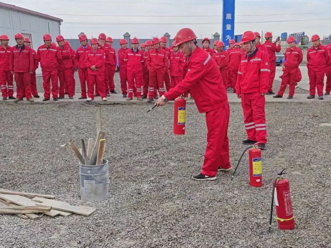 新疆項(xiàng)目部開(kāi)展火災(zāi)事故專項(xiàng)預(yù)案應(yīng)急救援演練(圖4) 新疆項(xiàng)目部開(kāi)展火災(zāi)事故專項(xiàng)預(yù)案應(yīng)急救援演練(圖4)