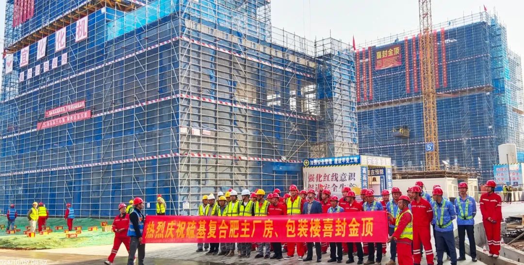 化機(jī)公司黨委書記、董事長、總經(jīng)理?xiàng)钪袧傻匠琼?xiàng)目現(xiàn)場辦公(圖2)