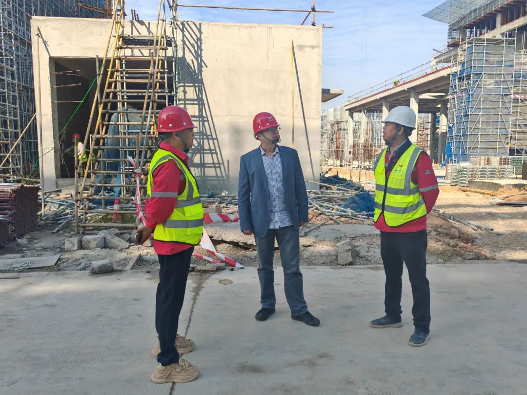 化機公司黨委書記、董事長、總經(jīng)理楊中澤到項目現(xiàn)場檢查工作(圖2)