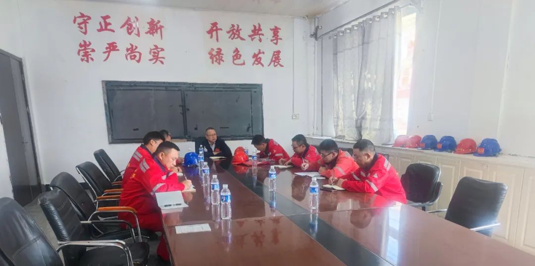 化機(jī)公司黨委書記、董事長、總經(jīng)理楊中澤到內(nèi)蒙宜化項目現(xiàn)場辦公(圖3)