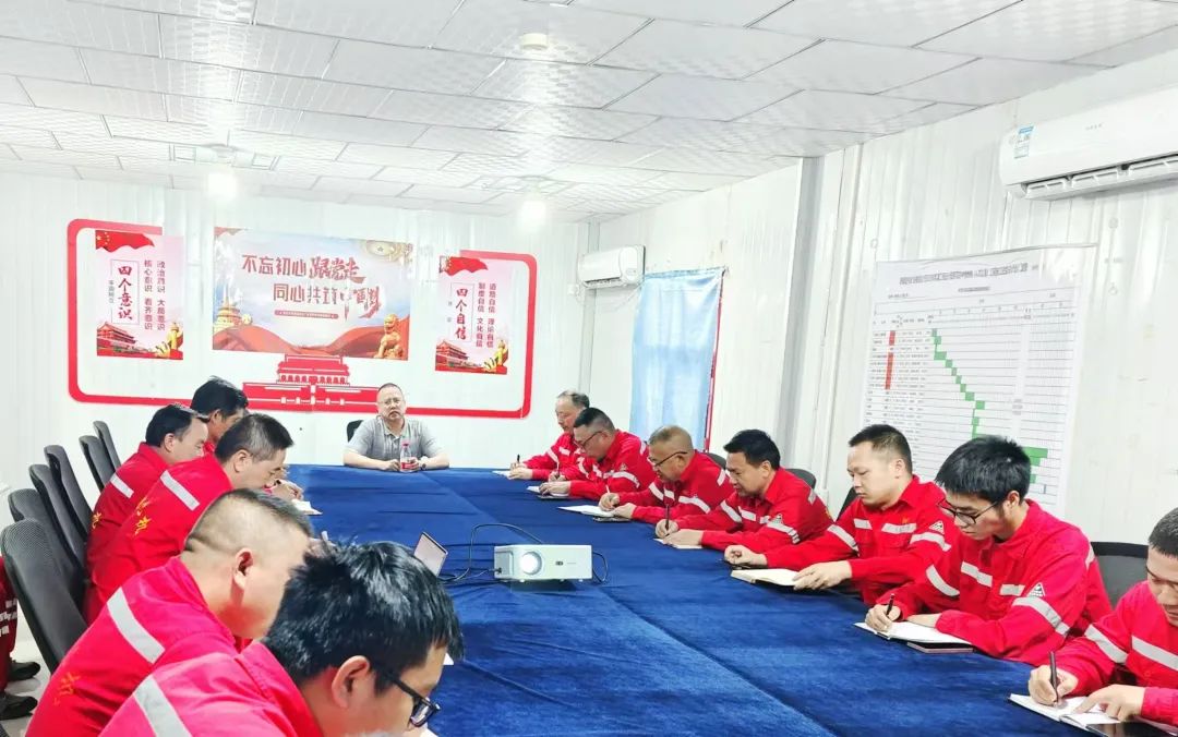 化機(jī)公司黨委書記、董事長、總經(jīng)理楊中澤到新疆項目部現(xiàn)場辦公(圖2)