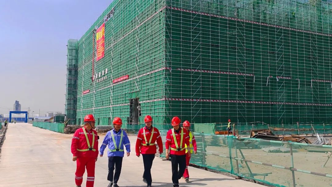 化機(jī)公司黨委書記、董事長、總經(jīng)理?xiàng)钪袧傻絻?nèi)蒙季戊四醇項(xiàng)目現(xiàn)場辦公(圖2)