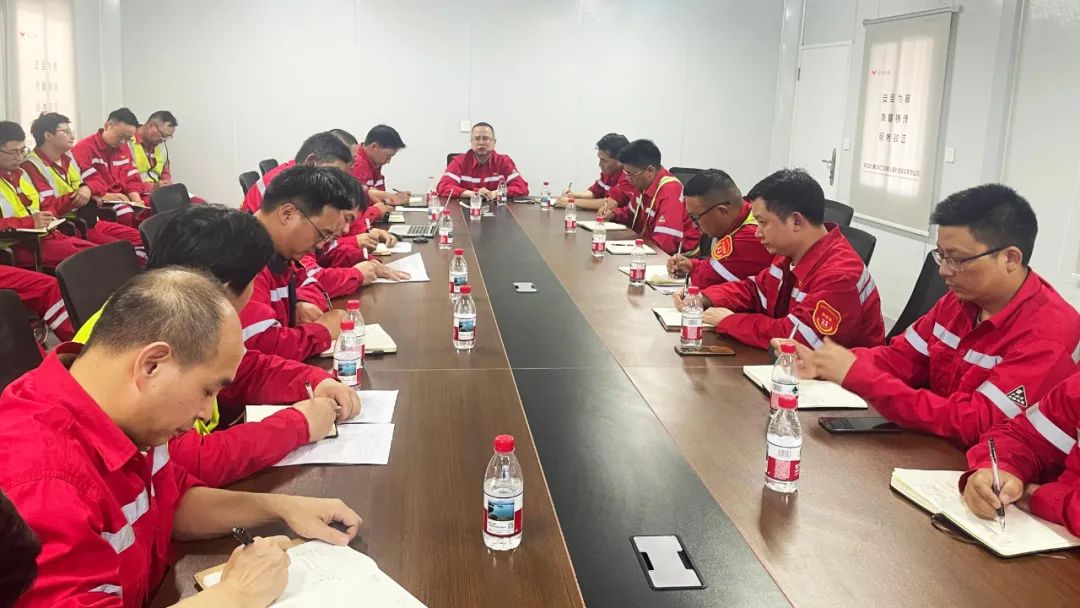 化機(jī)公司黨委書記、董事長、總經(jīng)理?xiàng)钪袧傻絻?nèi)蒙季戊四醇項(xiàng)目現(xiàn)場辦公(圖3)