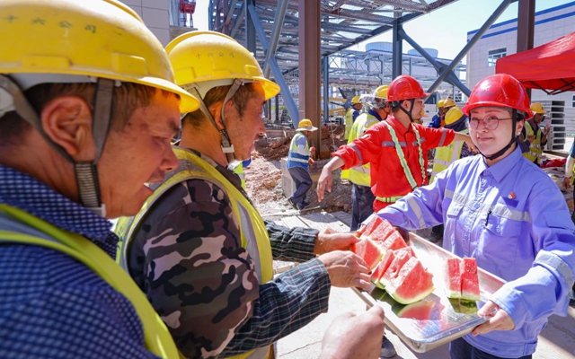 酷暑送清涼，關(guān)懷沁人心！宜化田家河園區(qū)全力保障職工高溫作業(yè)安全(圖1)