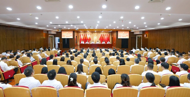 宜化集團(tuán)召開黨委(擴(kuò)大)會(huì)議暨深入貫徹中央八項(xiàng)規(guī)定精神學(xué)習(xí)教育總結(jié)會(huì)(圖1) 宜化集團(tuán)召開黨委(擴(kuò)大)會(huì)議暨深入貫徹中央八項(xiàng)規(guī)定精神學(xué)習(xí)教育總結(jié)會(huì)(圖1)