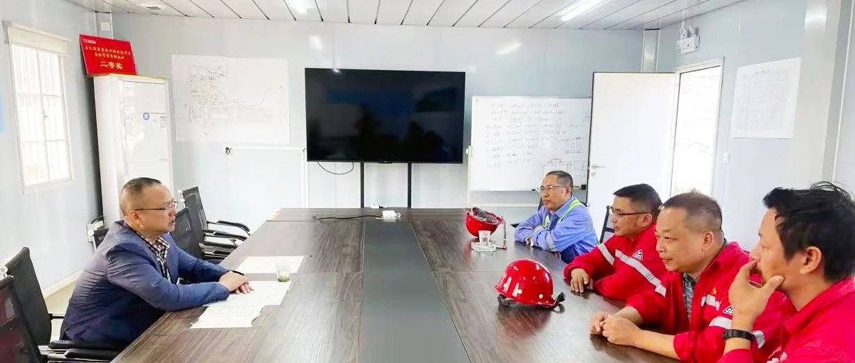 化機(jī)公司黨委書記、董事長(zhǎng)、總經(jīng)理?xiàng)钪袧傻匠琼?xiàng)目現(xiàn)場(chǎng)辦公
