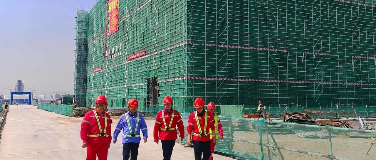 化機(jī)公司黨委書(shū)記、董事長(zhǎng)、總經(jīng)理?xiàng)钪袧傻絻?nèi)蒙季戊四醇項(xiàng)目現(xiàn)場(chǎng)辦公